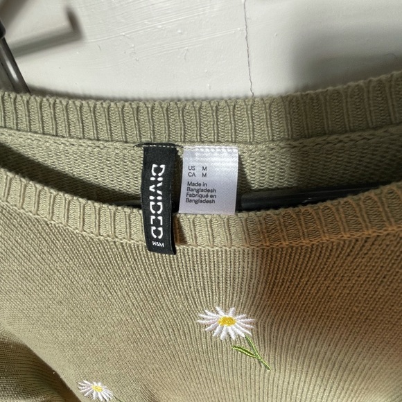 Green sweater with white flowers - Picture 2 of 3